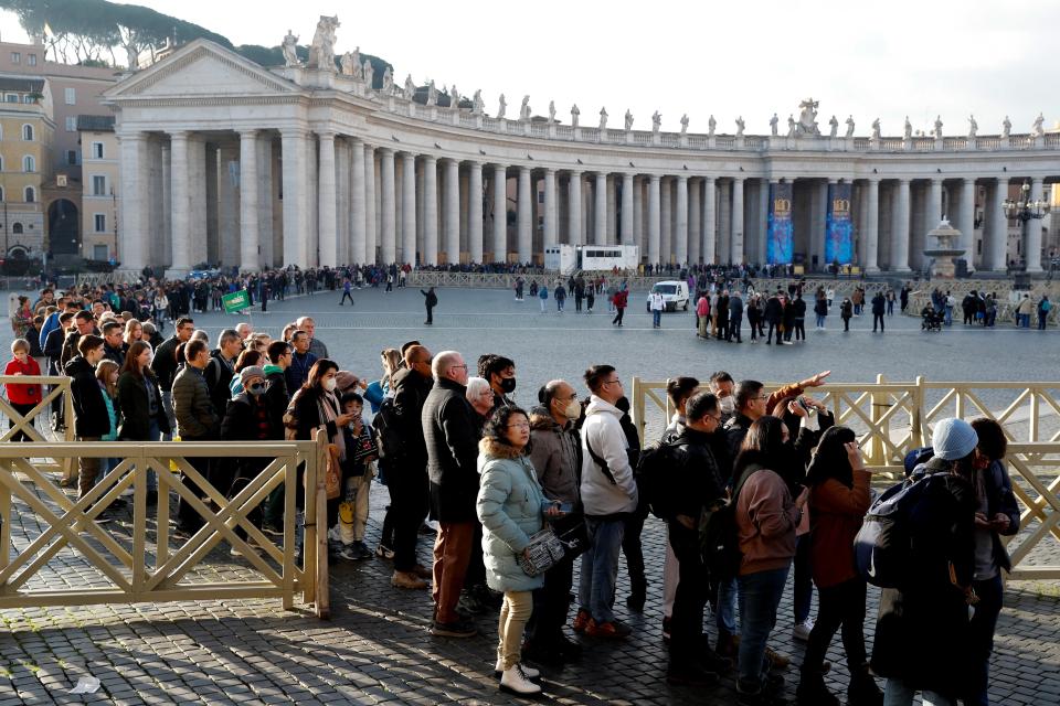 People queue to enter St. Peter's Basilica, the day after the announcement of the worsening condition of former Pope Benedict's health (REUTERS)