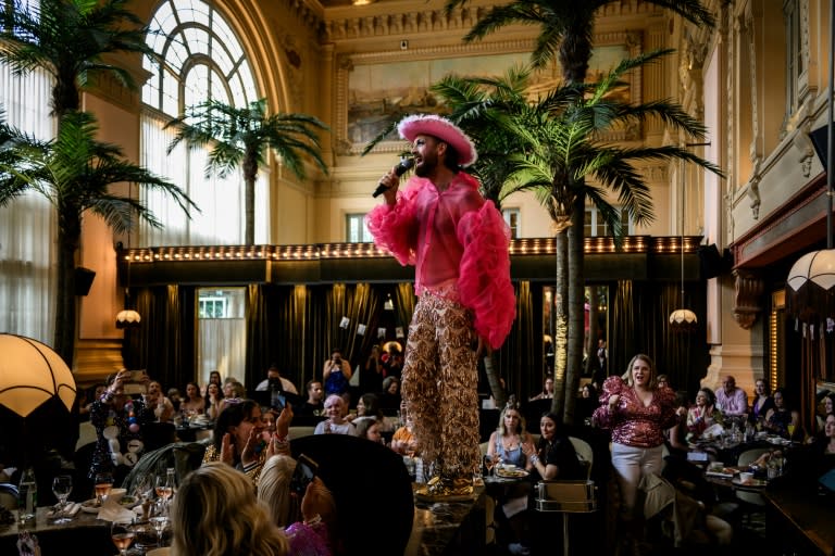 Des fans de la chanteuse américain Taylor Swift lors d'un "drag brunch" à Lyon, le 2 juin 2024 (JEFF PACHOUD)