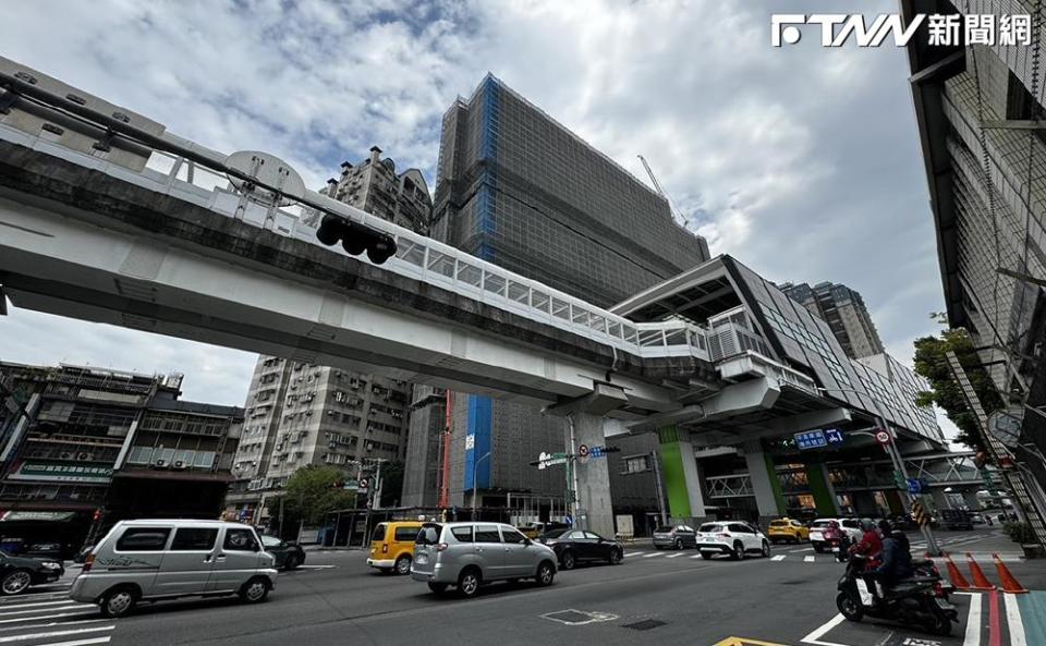 秀朗橋站周邊地區以老舊公寓居多，捷運開發大樓完工後，可能帶動加速附近都更案進行。