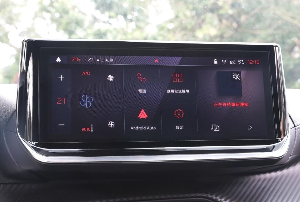 中央觸控螢幕由7吋放大到10吋，同時換上可自訂主選單版面布置的全新i-Connect Advanced車載系統。