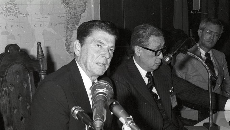 美國前總統雷根(Ronald Wilson Reagan)，過去時任加州州長曾訪問中華民國台灣，當時離華前，強調中美共同防禦條約存在的重要性，美國不應輕信他人的保證而撕毀條約，因為這將使盟邦對美國的條約承諾產生懷疑。(圖/本報資料照，朱立熙攝)