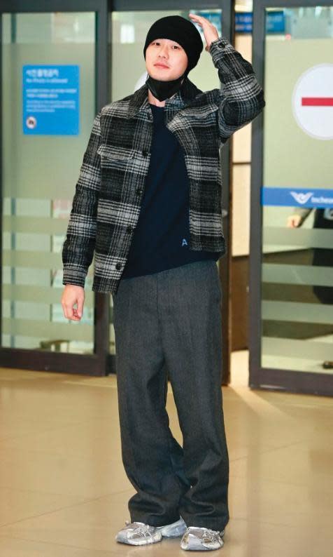 施柏宇赴韓國宣傳電影時，穿著的鞋款正是BALENCIAGA 3XL運動鞋。（翻攝自theqoo）