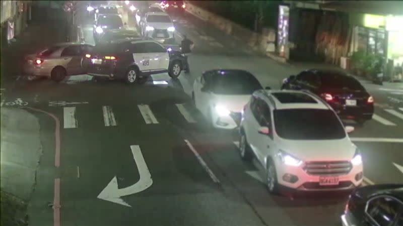 李男撞上計程車，警方進行逮捕。（圖／翻攝畫面）