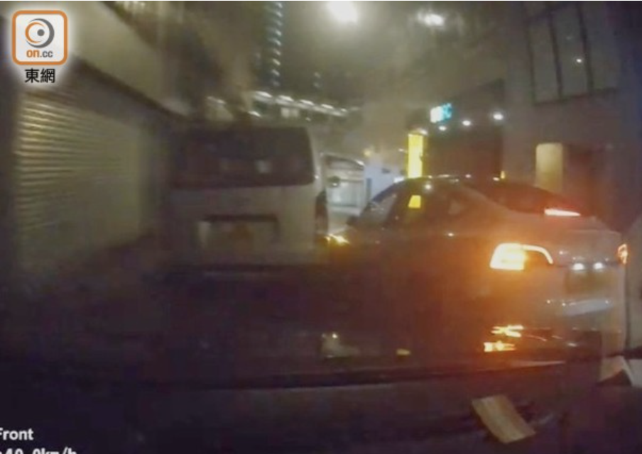車Cam拍下Tesla撞向客貨車一刻。  