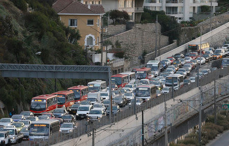 Vehicles are seen along a road, after a mass evacuation of the entire coastline during a tsunami alert after a magnitude 7.1 earthquake hit off the coast in Vina del Mar, Chile April 24, 2017 REUTERS/Rodrigo Garrido