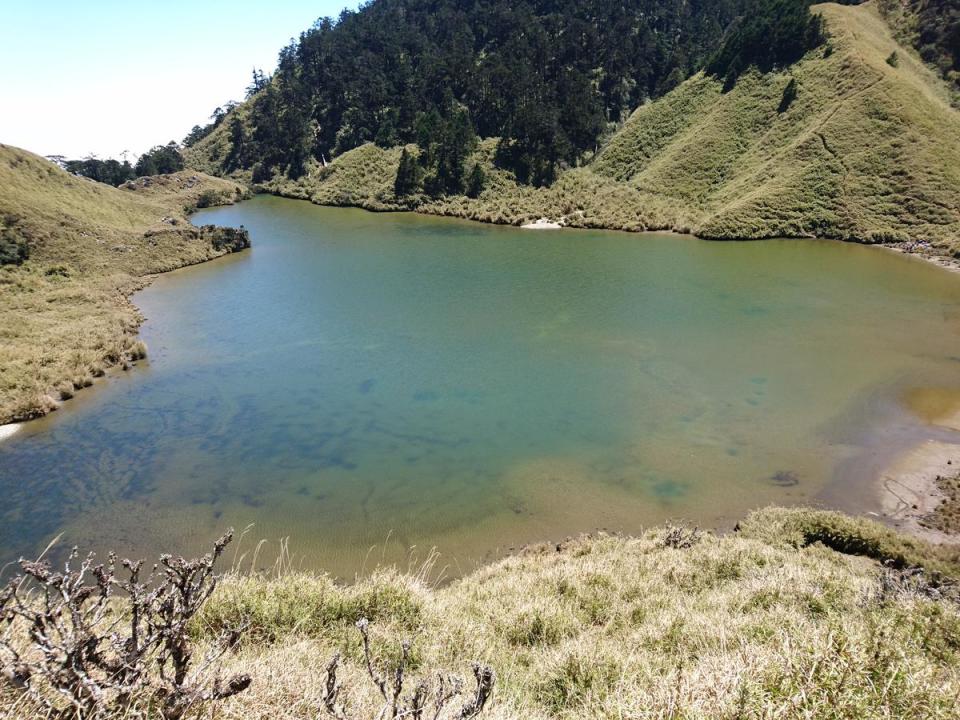 萬里池呈現綠色的湖水。