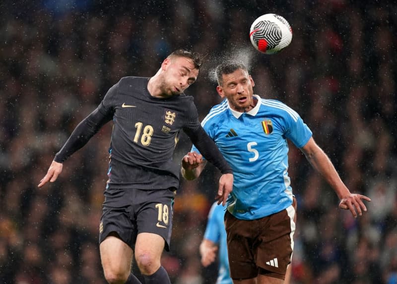 England's Jarrod Bowen (L) and Belgium's Jan Vertonghen battle for the ball during the international soccer friendly soccer match between England and Belgium at Wembley Stadium. Mike Egerton/PA Wire/dpa