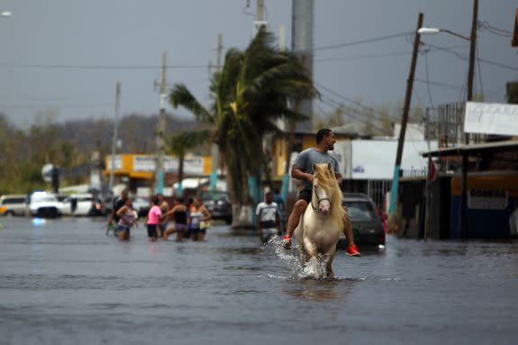 (FOTOS) De vuelta al pasado: así ha cambiado la vida en Puerto Rico tras el azote del huracán