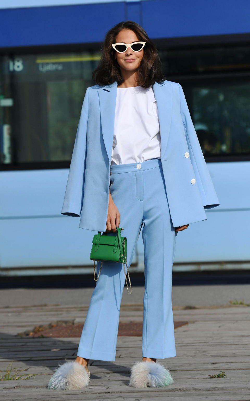 <p>Diese Fashionista scheint auf Federschmuck zu stehen. Denn bei ihrem nächsten Look setzt sie erneut auf die Puschel. Zu dem hellblauen Zweiteiler trägt sie Flats mit pastellblauen Feder-Applikationen. (Bild: Rex Features) </p>