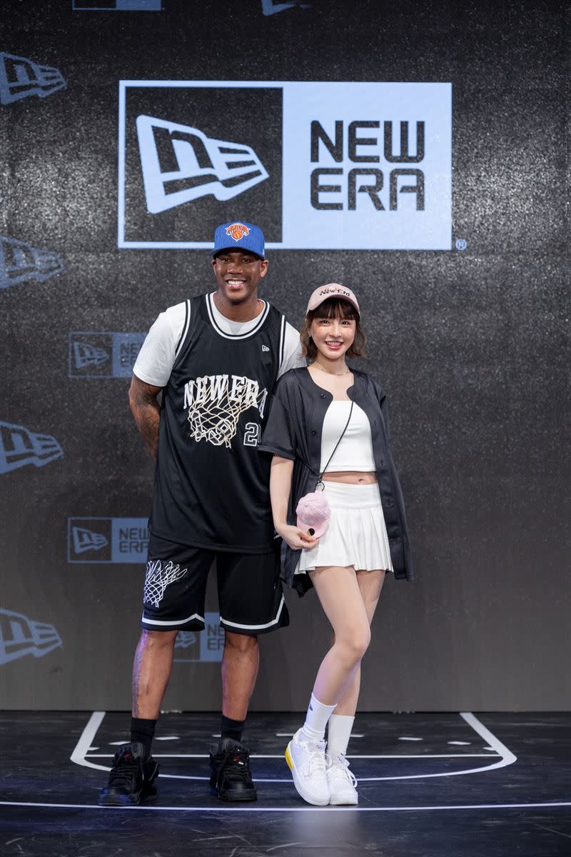 NEW ERA『2024 FW BRAND SHOW』邀NBA退役球星Stephon Marbury，與運動系女神 峮峮共同演繹美式潮流穿衣哲學。（圖／品牌業者提供）