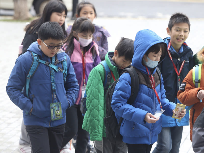 中央氣象署天氣預報指出，20日鋒面通過後，東北季風增強，22日白天起寒流南下且持續降溫。台北市教育局19日表示，各級學校掌握天氣資訊、可自行決定停班課，需報教育局備查。（中央社資料照）