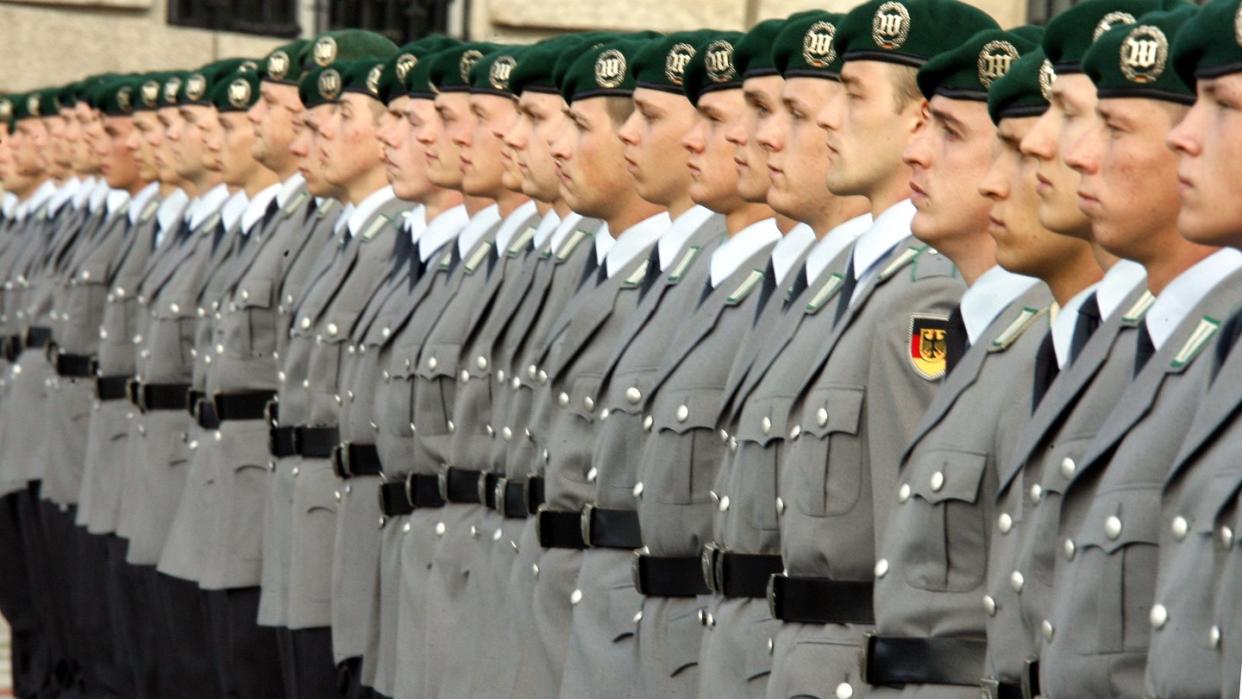 Rekruten der Bundeswehr nehmen im Jahr 2009 in Berlin an dem öffentlichen Gelöbnis teil.