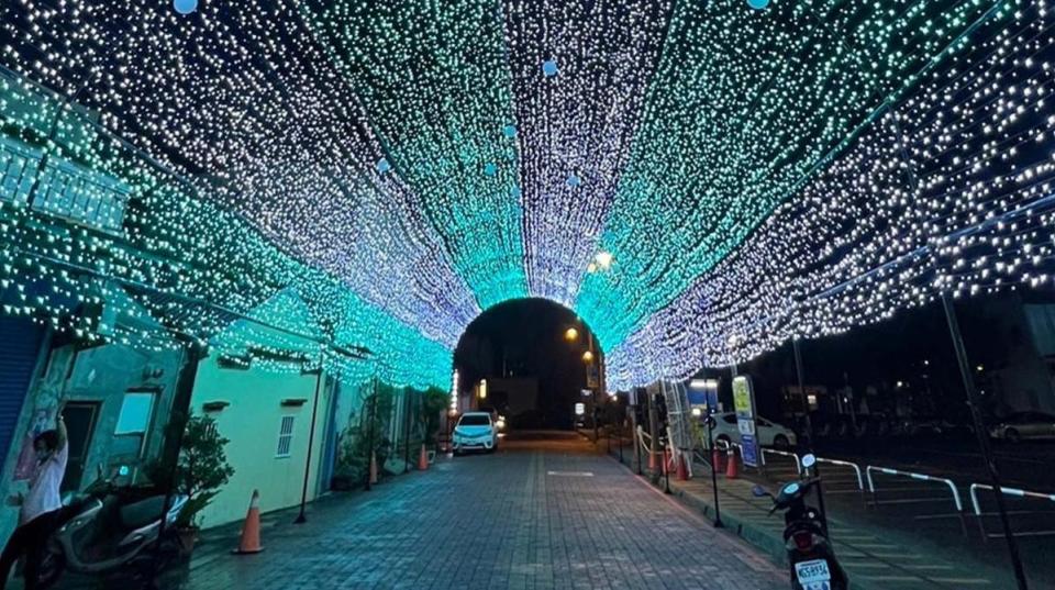 通過桂花巷藝術村「瑰麗雙龍光廊」以光影打造的時光廊道。