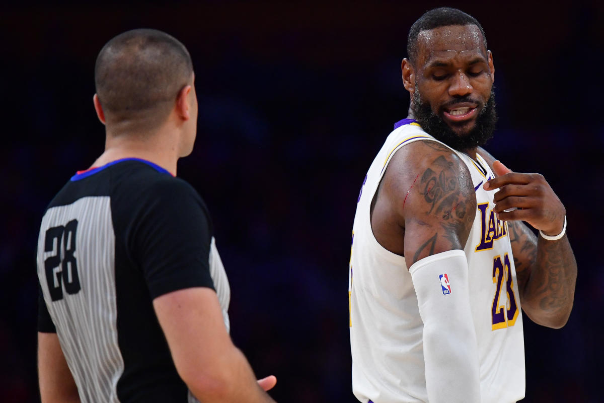 LeBron James miffed at ref, no-call after Scoot Henderson left him bloodied: 'I give up man'