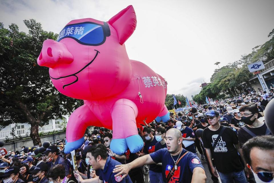 2020年11月22日台北，數十個團體舉行「秋鬥」大遊行，示威者聚集在總統府外遊行至民進黨總部，抗議蔡英文政府放寬從美國進口含瘦肉精豬肉。