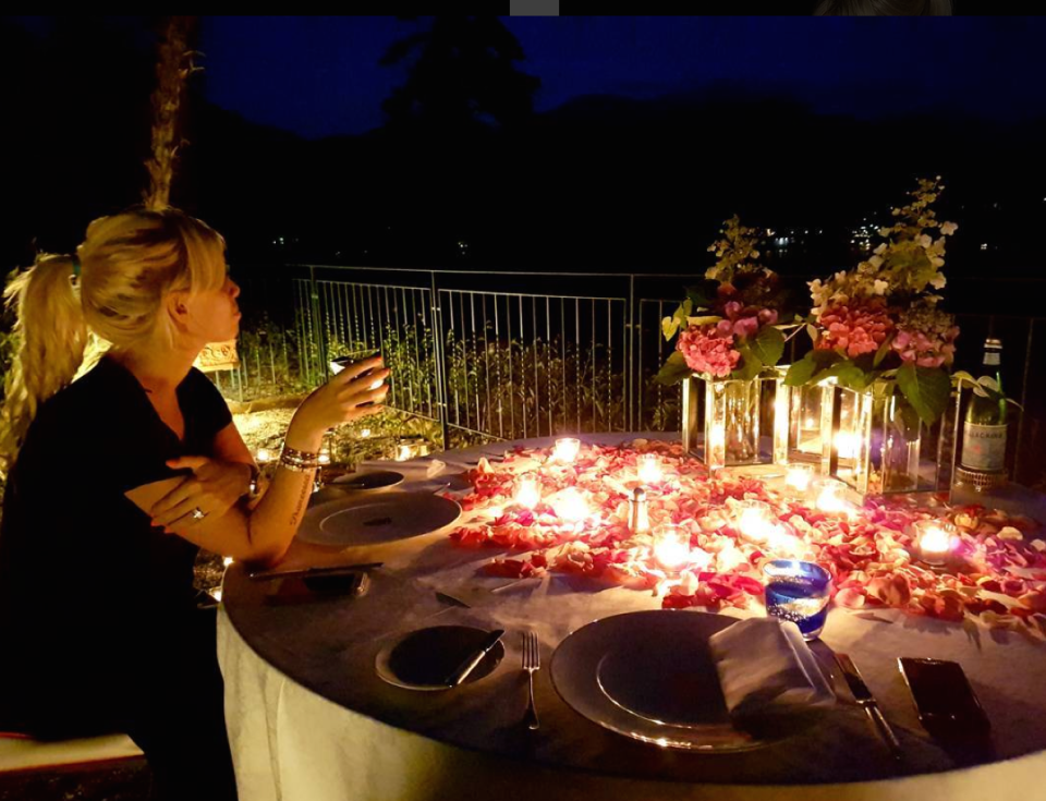 Cena privada. La pareja cenó a la luz de la luna, en una mesa llena de pétalos de rosas y rodeada de velas. “Buena cena, mi amor”, escribió el deportista.