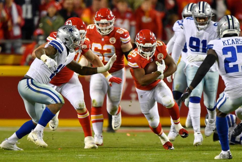 Kansas City Chiefs running back Clyde Edwards-Helaire (25) ran for a first down during the second-half of the Dallas-Kansas City game on Sunday, Nov. 21, 2021 at Arrowhead Stadium in Kansas City.