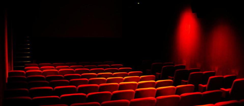 Une salle de cinéma vide à Paris. 
