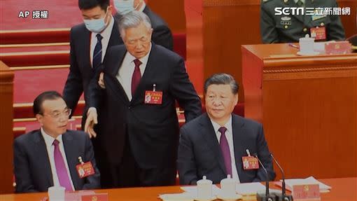 胡錦濤在中共二十大被拉走，當時中國領導人習近平也在一旁全程目睹。（圖／AP授權）