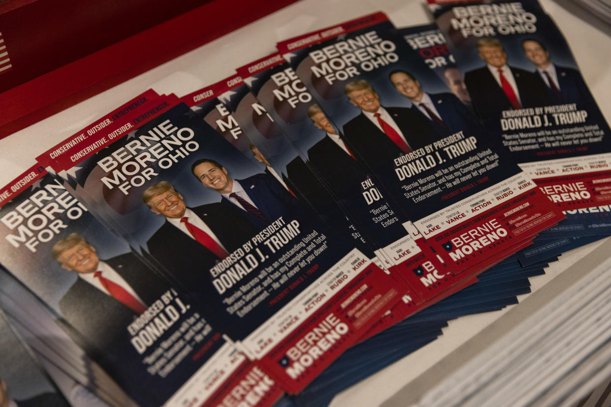 Panfletos del candidato republicano al Senado, Bernie Moreno, en la cena y gala del Día de Lincoln en Vermilion, Ohio, el 7 de marzo de 2024. (Maddie McGarvey/The New York Times).