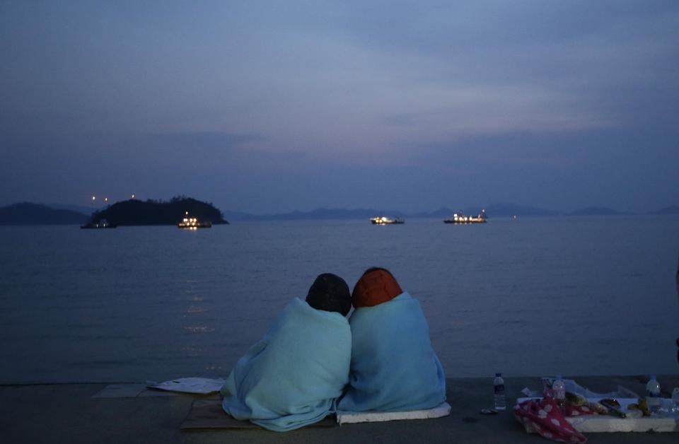 Familiares de pasajeros que iban en el ferri surcoreano hundido junto al mar en el puerto de Jindo, al sur de Seúl, Corea del Sur, el domingo 20 de abril de 2014. (Foto AP/Lee Jin-man)