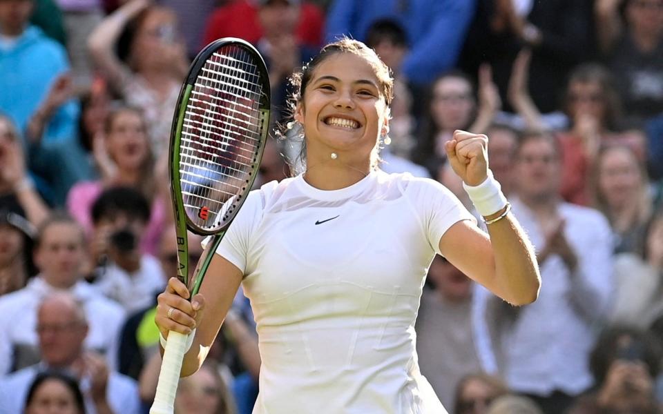 emma raducanu vs alison van uytvanck wimbledon 2022 live score - REUTERS/Toby Melville