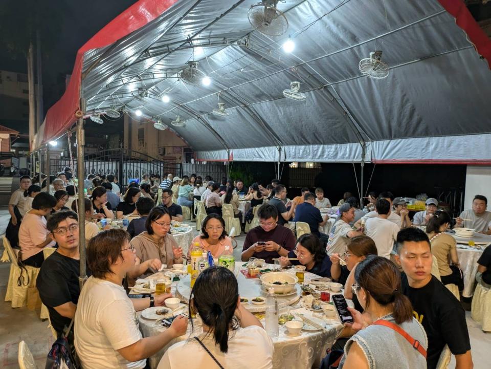 台南青鳥宴400餘人大辦桌，場面壯觀。與會者提供