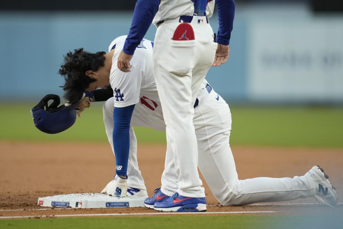 Shohei Ohtani progressing to throwing ball from 60 feet in recovery from elbow  surgery - Yahoo Sports