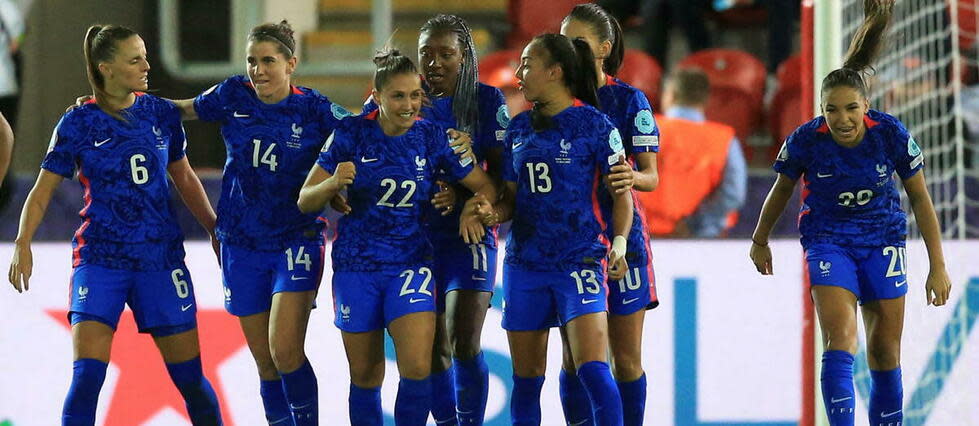 Les Bleues ont la cote devant la télévision.  - Credit:LINDSEY PARNABY / AFP