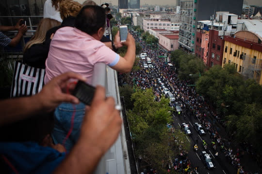 Cientos de personas ocuparon los balcones de los edificios aledaños a Bellas Artes para poder ver la llegada del también compositor. Se dice que algunos incluso rentaban el espacio para el público.