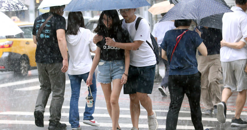 首波梅雨鋒面報到，快閃一天解渴有限。（圖／報系資料照）