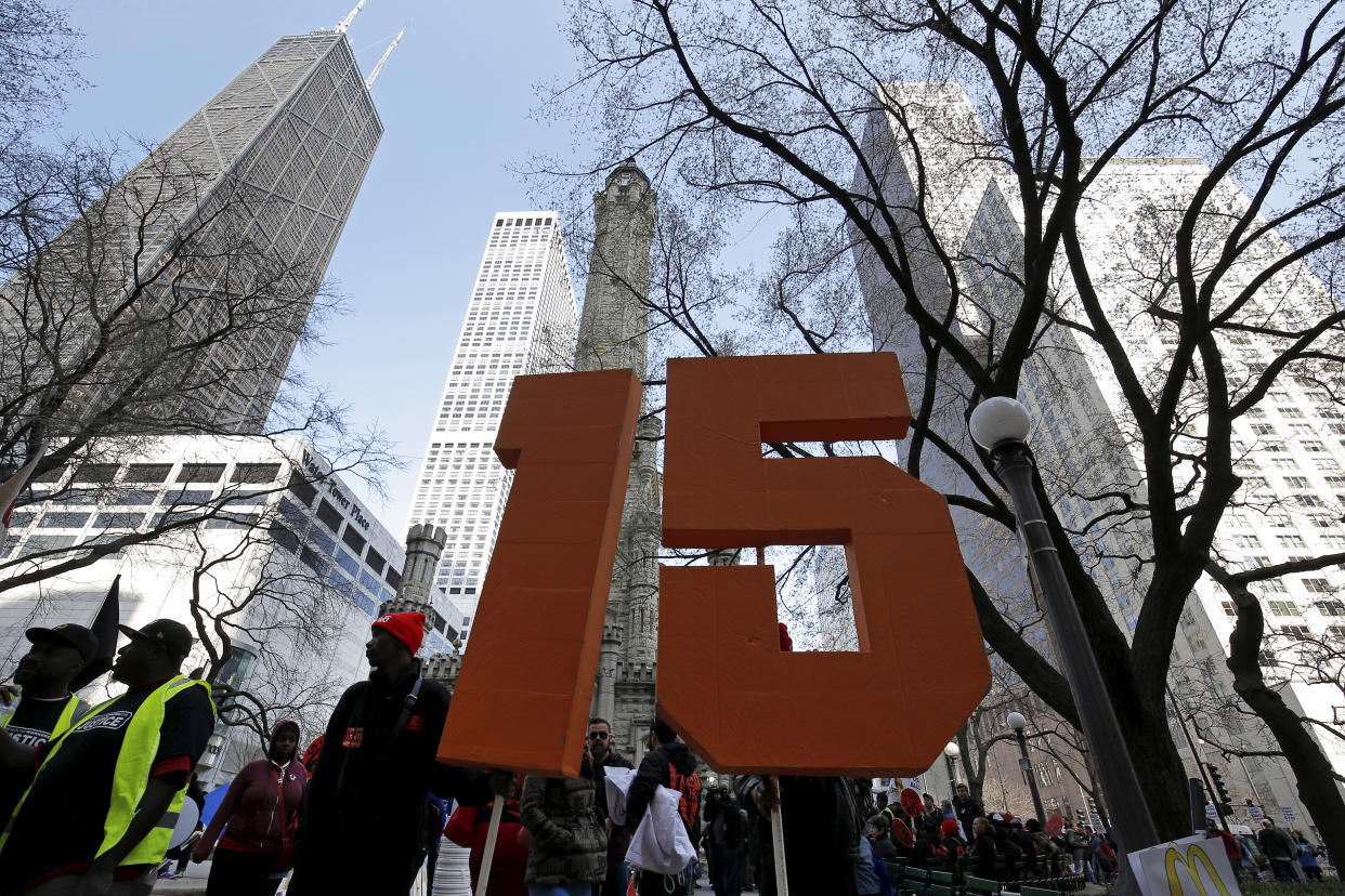 Demonstrators gather for a protest calling for a $15-an-hour nationwide minimum wage in downtown Chicago, Illinois, United States, April 14,  2016.     REUTERS/Jim Young 