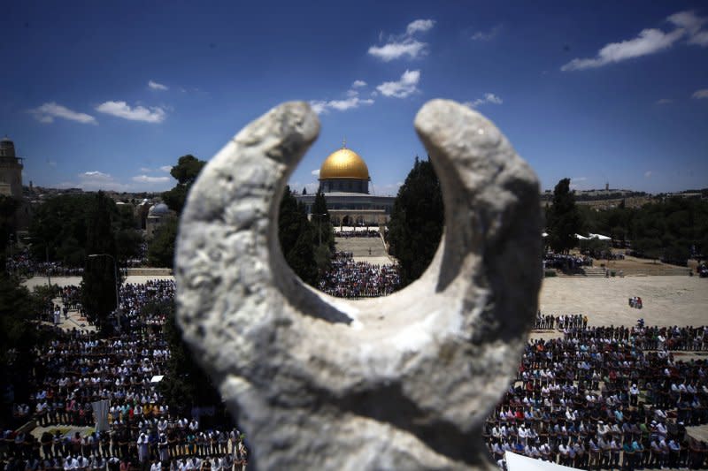 大批巴勒斯坦的穆斯林在齋戒月期間，在位於耶路撒冷舊城聖殿山的阿克薩清真寺從事禮拜。（美聯社）