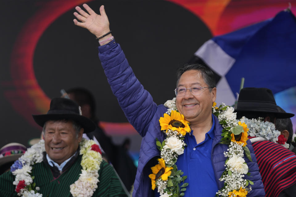 El presidente boliviano Luis Arce, a la derecha, saluda a sus partidarios en un acto de celebración por los 29 años de la fundación del partido oficialista, el Movimiento al Socialismo (MAS), en La Paz, Bolivia, el jueves 28 de marzo de 2024. (AP Foto/Juan Karita)