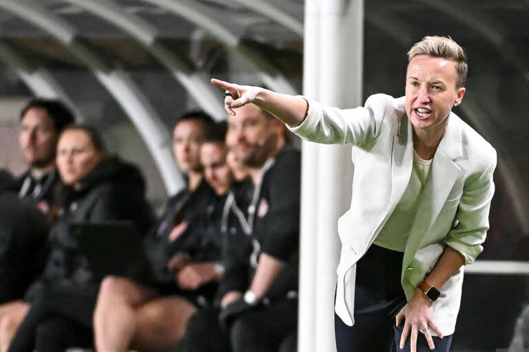 Beverly Priestman, la técnica principal del equipo femenino de fútbol de Canadá, decidió no dirigir al equipo en el duelo de este jueves ante Nueva Zelanda. (Photo by Logan Riely/Getty Images)