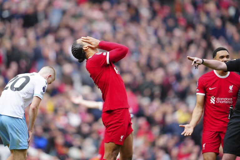 Virgil van Dijk no puede creer el nuevo golpe que recibió Liverpool en Anfield. (AP Photo/Jon Super)