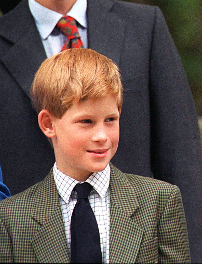 Am ersten Schultag von Prinz William am Eton College grinste Prinz Harry als 11-jähriger Lausbub 1995 in die Kamera – allerdings stilecht in einem grün-karierten Anzug samt Hemd und Schlips. (Bild Copyright: Getty Images)