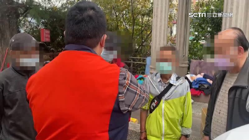 新竹縣中華照顧者關懷協會擔心街友已接觸確診者卻不知情，因此向他們進行免費快篩。