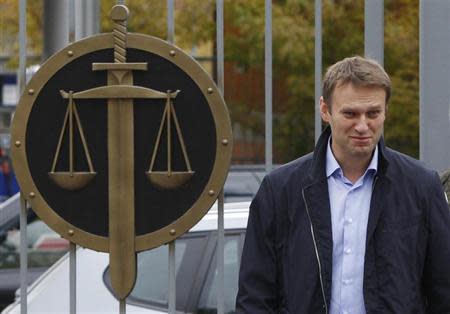 Russian opposition leader Alexei Navalny arrives at a court in Moscow October 9, 2013. REUTERS/Maxim Shemetov