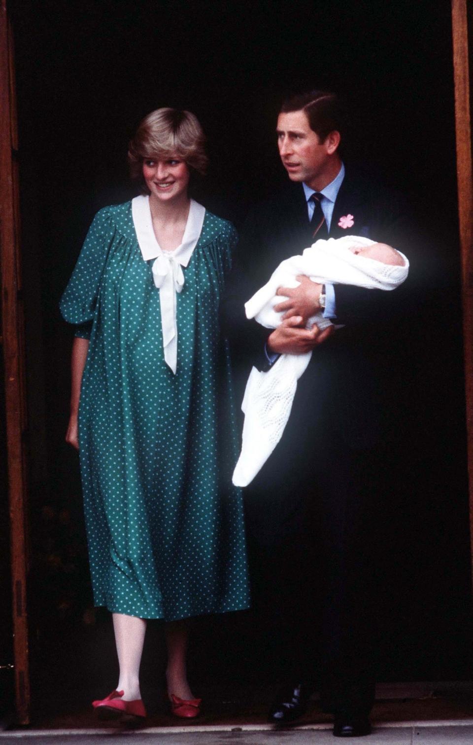 Wearing a polka dot maternity dress after giving birth to Prince William.