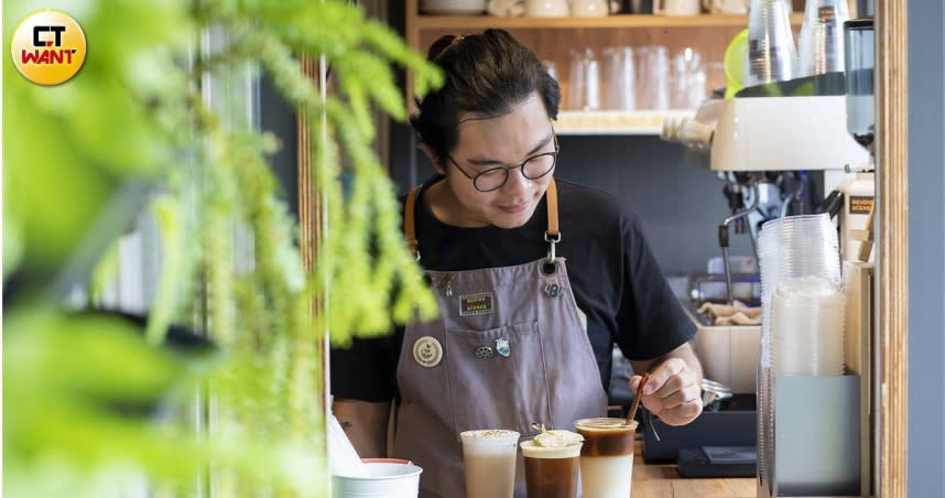 「幕後咖啡」老闆九龍說，在嘉義鄉下開咖啡廳，生意比外界想像得要好。（圖／林士傑攝）