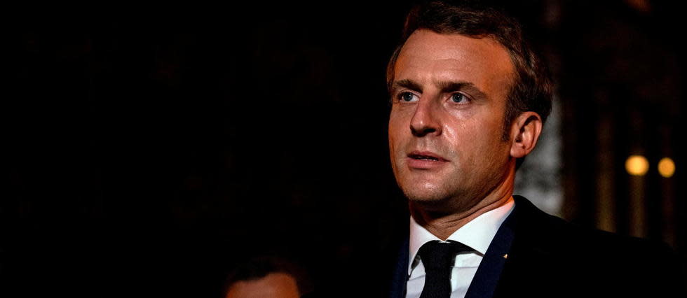 Emmanuel Macron s'est rendu devant le collège Bois d'Aulne de Conflans-Sainte-Honorine où enseignait ce professeur d'histoire. 
