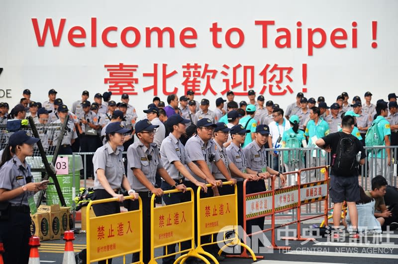 台北世大運30日晚間舉行閉幕式，台北市警局派出大批警力到場維安，並在小巨蛋周邊實施交通管制；會場外也架設大型護欄，將小巨蛋區隔出多層管制區域。（中央社）