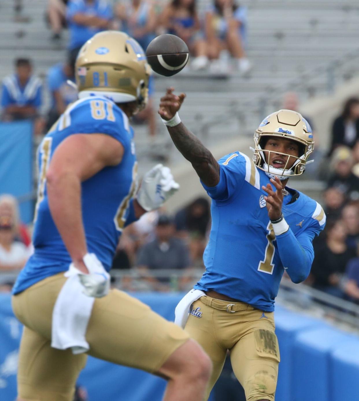 UCLA quarterback Dorian Thompson-Robinson passes to tight end Hudson Habermehl on Sept. 17, 2022.