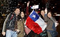 Chilean fans celebrate to Chile's victory over Argentina in their Copa America 2015 final soccer match in Santiago, Chile July 4, 2015. REUTERS/Rodrigo Garrido -