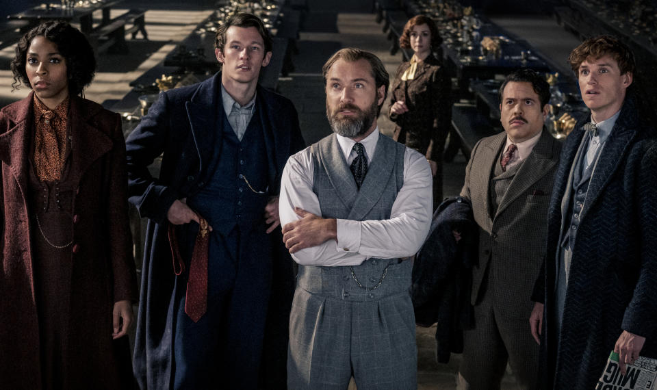 (L-R) JESSICA WILLIAMS as Eulalie “Lally” Hicks, CALLUM TURNER as Theseus Scamander, JUDE LAW as Albus Dumbledore, FIONNA GLASCOTT as Minerva McGonagall, DAN FOGLER as Jacob Kowalski and EDDIE REDMAYNE as Newt Scamander in Warner Bros. Pictures' fantasy adventure 