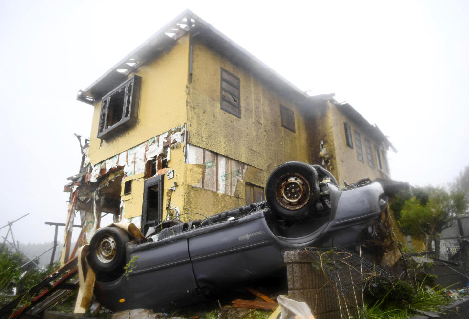 Un automóvil volcado yace sobre el piso tras un intenso viento en Ichihara, cerca de Tokio, el sábado 12 de octubre de 2019. (Kyodo News vía AP)