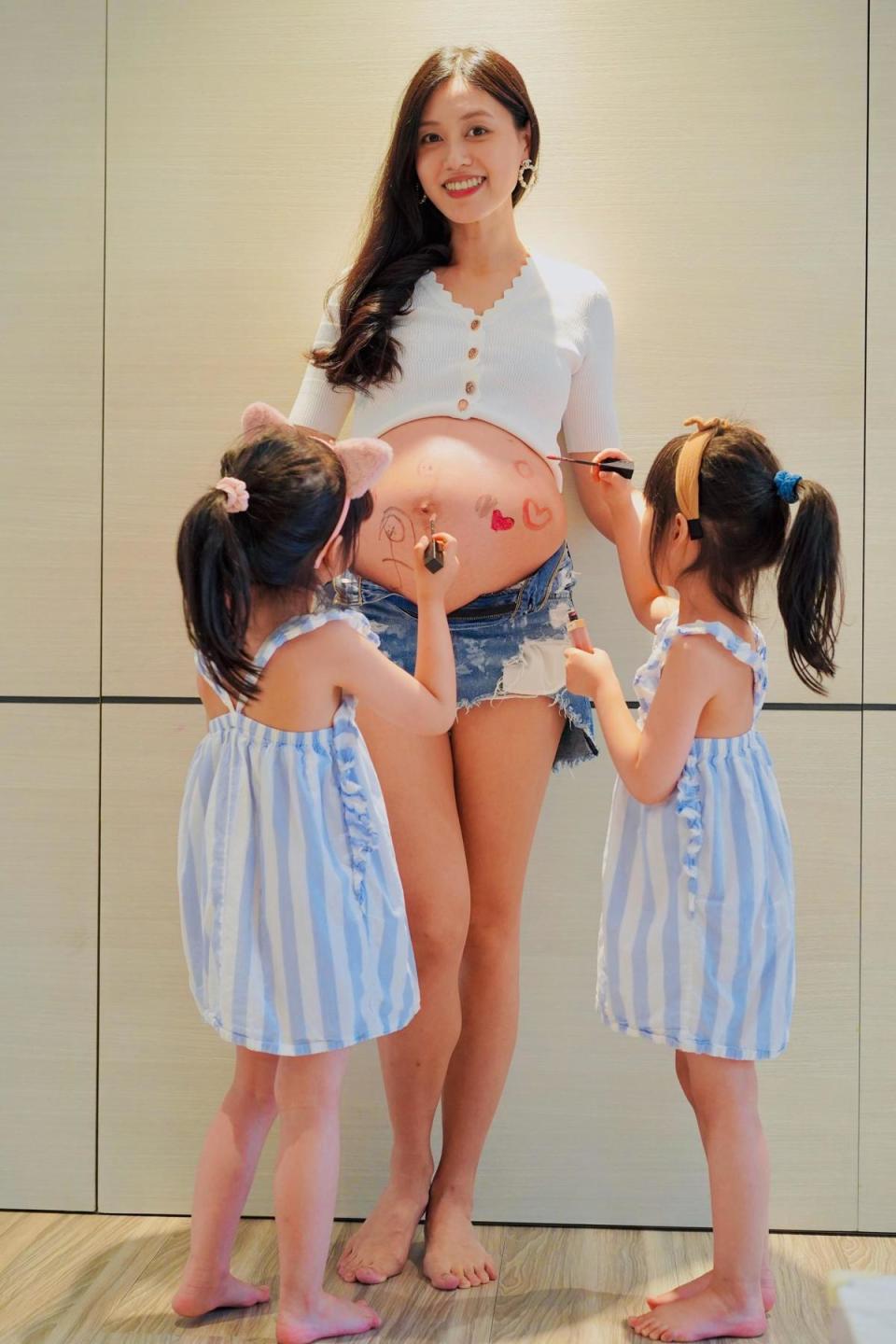 郭惠妮（中）的雙胞胎女兒是同卵雙胞胎，因為是早產兒，在加護病房住了幾週，如今頭好壯壯。（孕醫生殖中心提供）