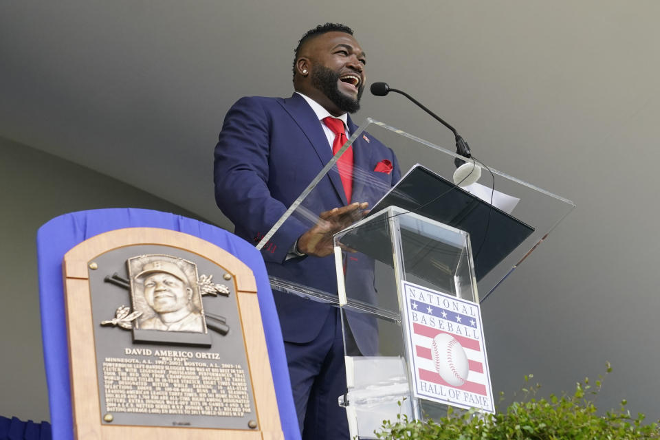 David Ortiz (izquierda), nuevo miembro del Salón de la Fama del béisbol, da su discurso durante la ceremonia de exaltación, el domingo 24 de julio de 2022 en Cooperstown, Nueva York (AP Foto/John Minchillo)