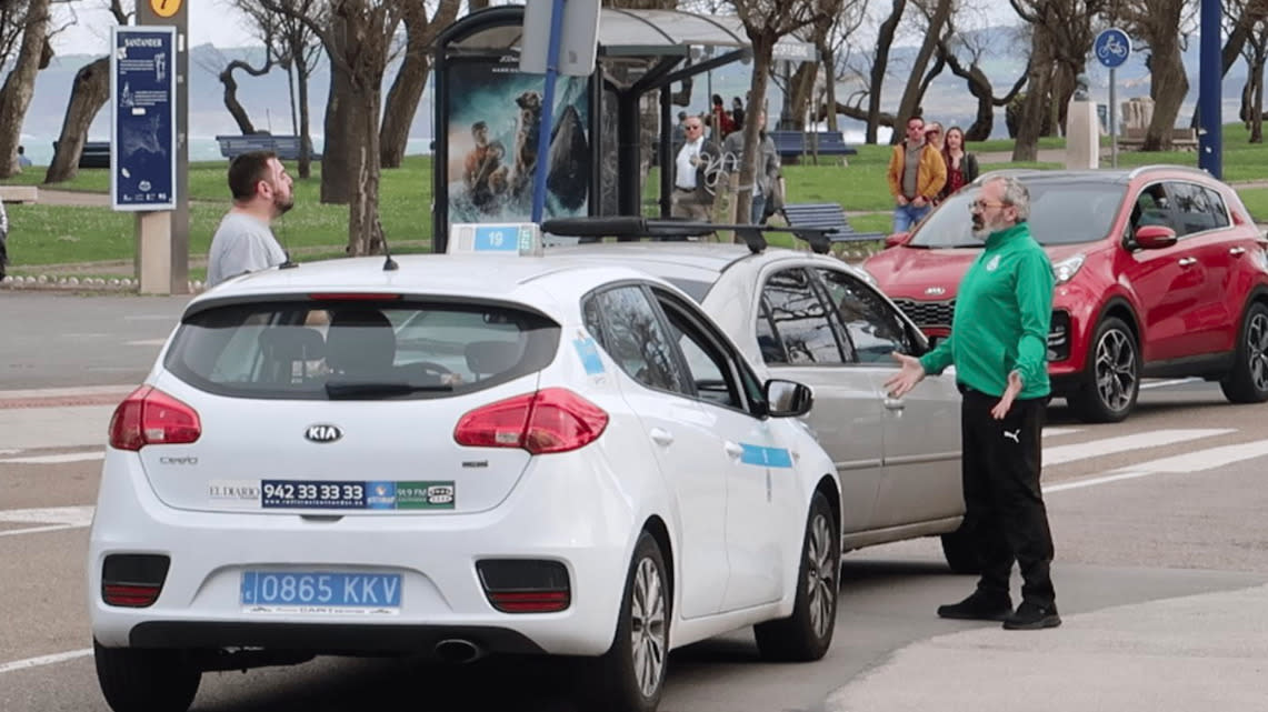 El taxista y el seguidor del Racing de Santander durante la pelea (Twitter/@elopi23)